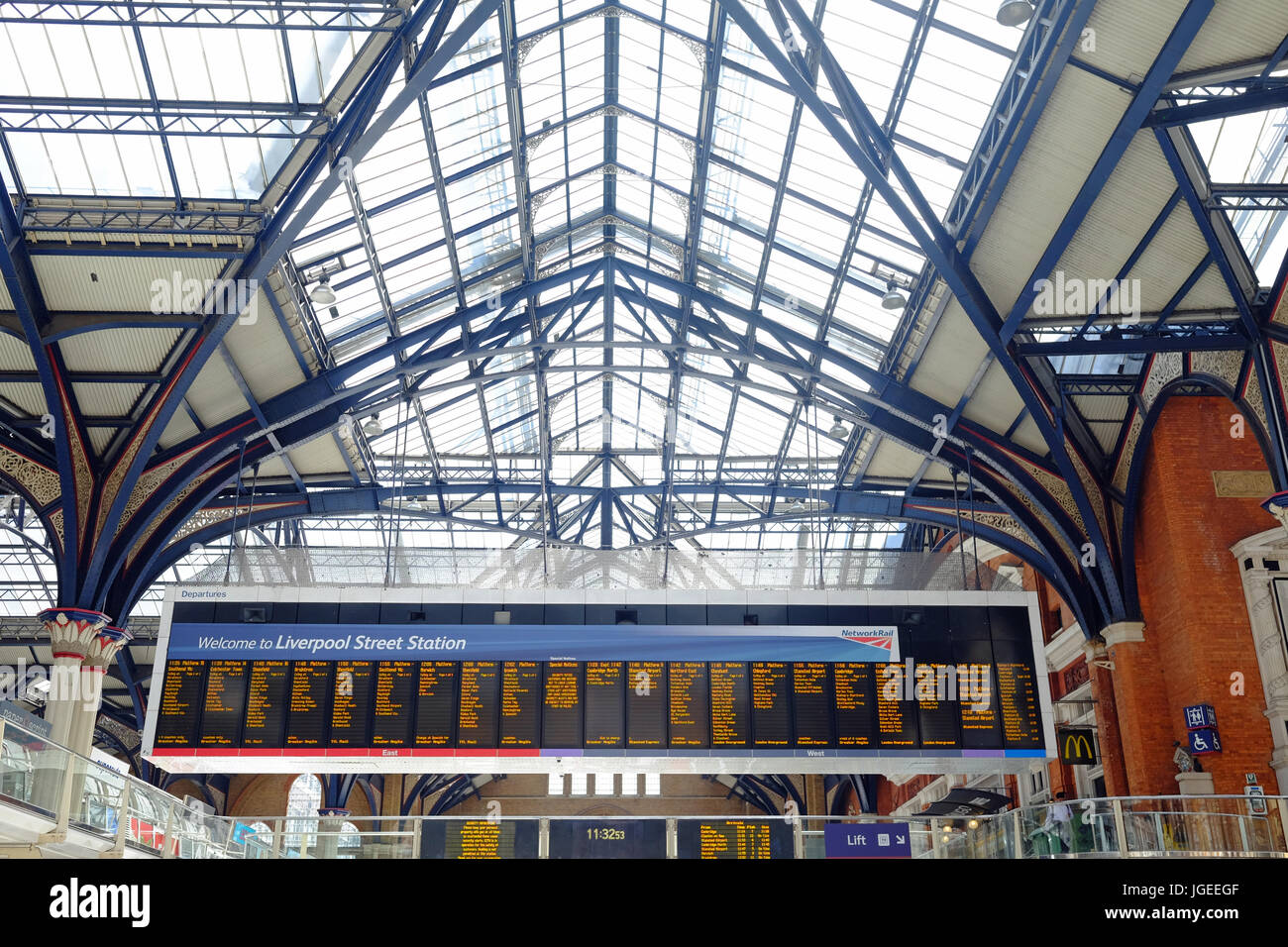 Zug-Anzeige Zeichen an der Liverpool Street Station in London Stockfoto