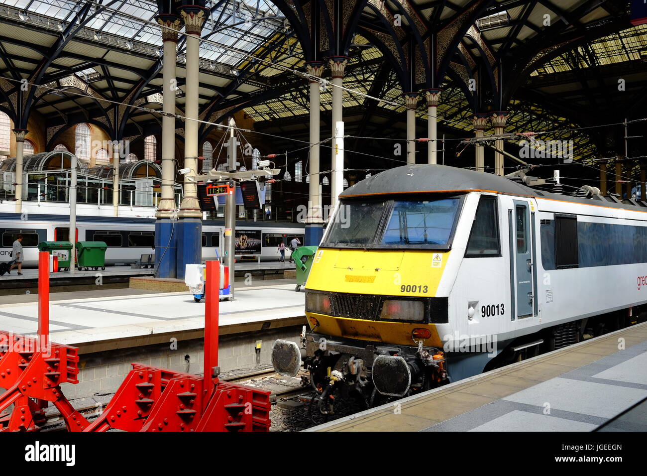 Eine Plattform und Züge an der Liverpool Street Station in London Stockfoto