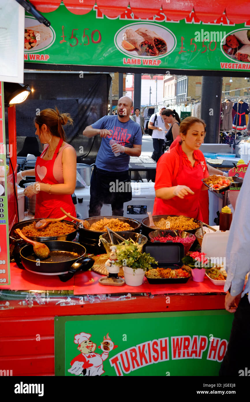 Essensstände zur Mittagszeit in Spitalfields Market im Londoner East End Stockfoto