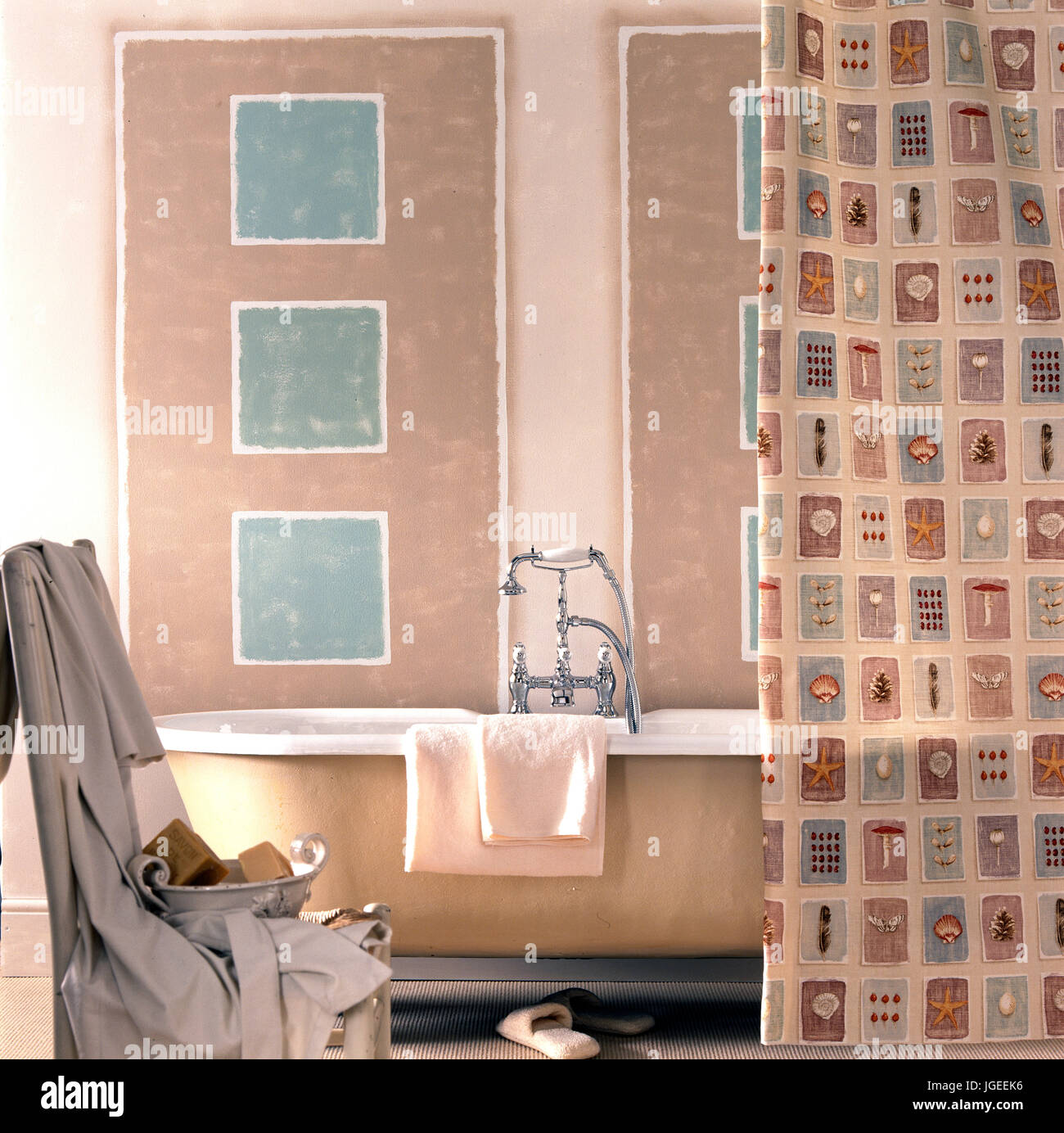 Badezimmer mit gemalten Tafeln und patchsork Duschvorhang Stockfoto