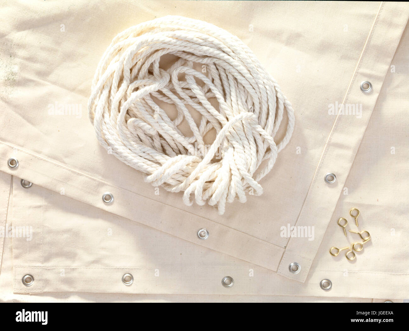 Weißes Kabel auf Segeltuch mit Metallösen: Schritt x Step Schüsse von Handwerk und DIY Projekte Stockfoto