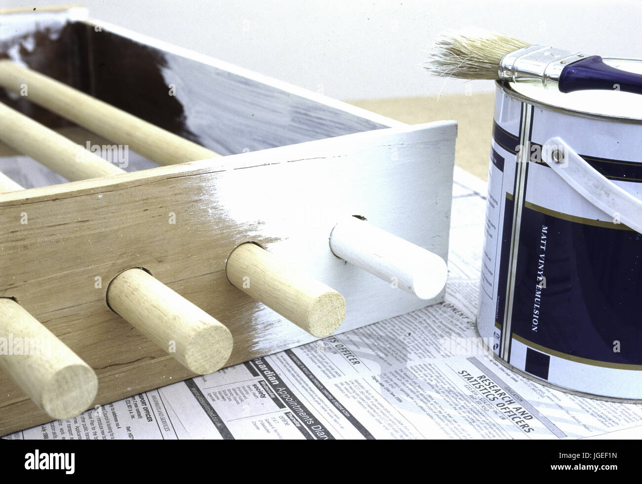 Bilden ein schwebendes Holz- Storage Rack. Schritt x Schritt Handwerk und DIY Projekte Stockfoto
