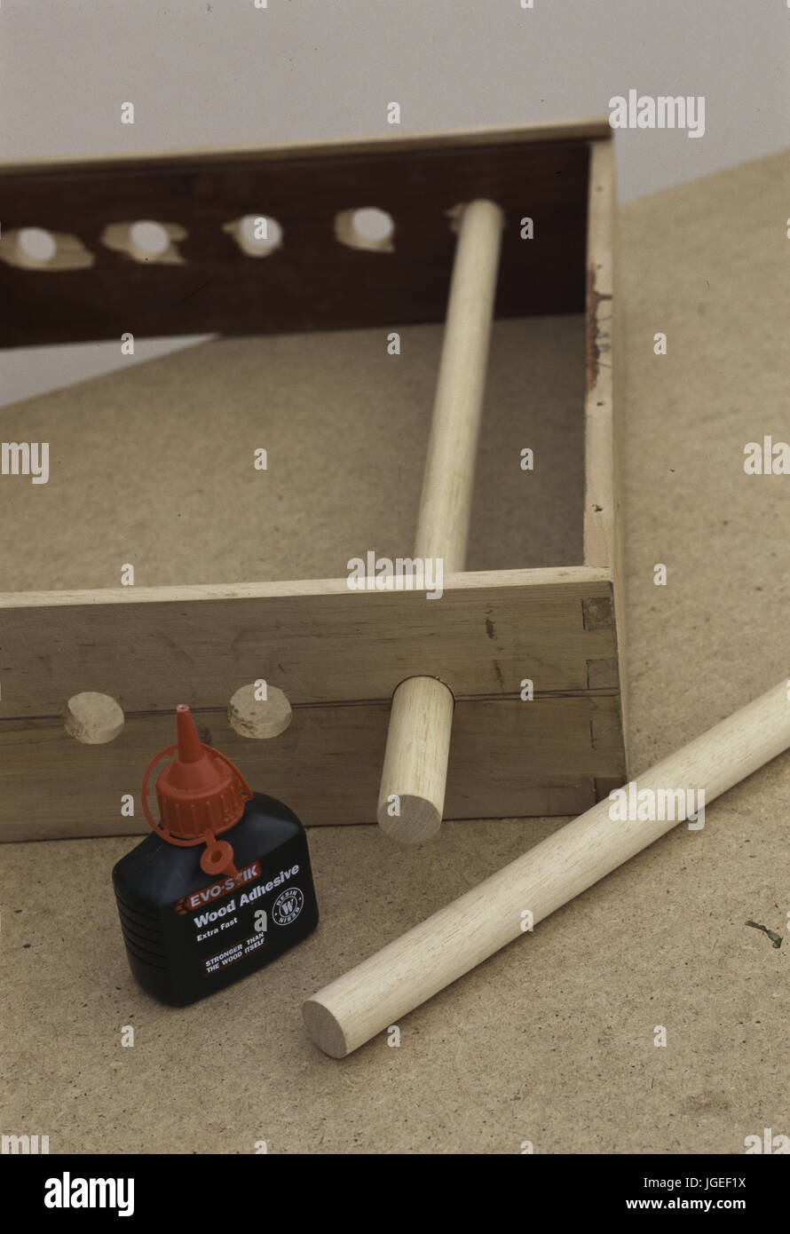 Holzrahmen mit Dübel. Bilden ein schwebendes Holz- Storage Rack. Schritt x Schritt Handwerk und DIY Projekte Stockfoto