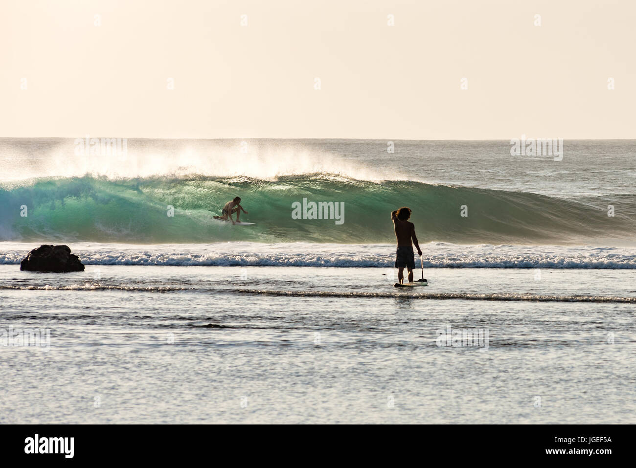 7. Juni 2017; Desert Point, Lombok, Indonesien.; Surfer aus der ganzen Welt genießen die extreme Dünung der Röhre Wellen bei diesen weit entfernten Welt Klasse Surf s Stockfoto