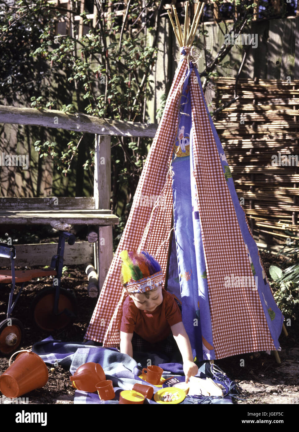 Kinder spielen in hausgemachten Wigwam im Garten Stockfoto