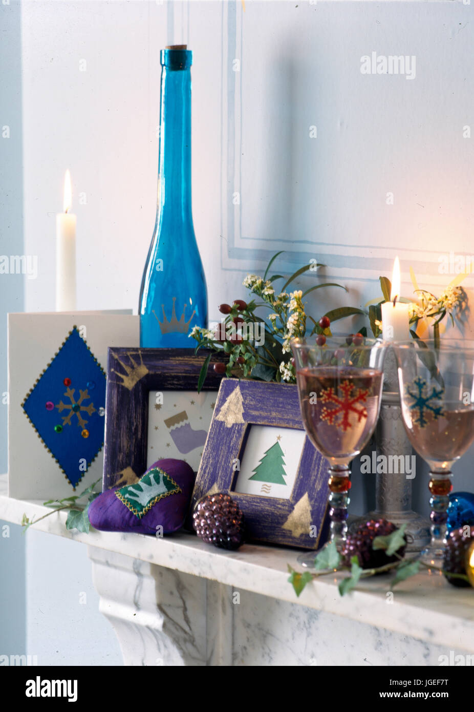 Festliche Getränke, verzierten Rahmen und Kerzen auf Ecke des Kaminsims. Stockfoto
