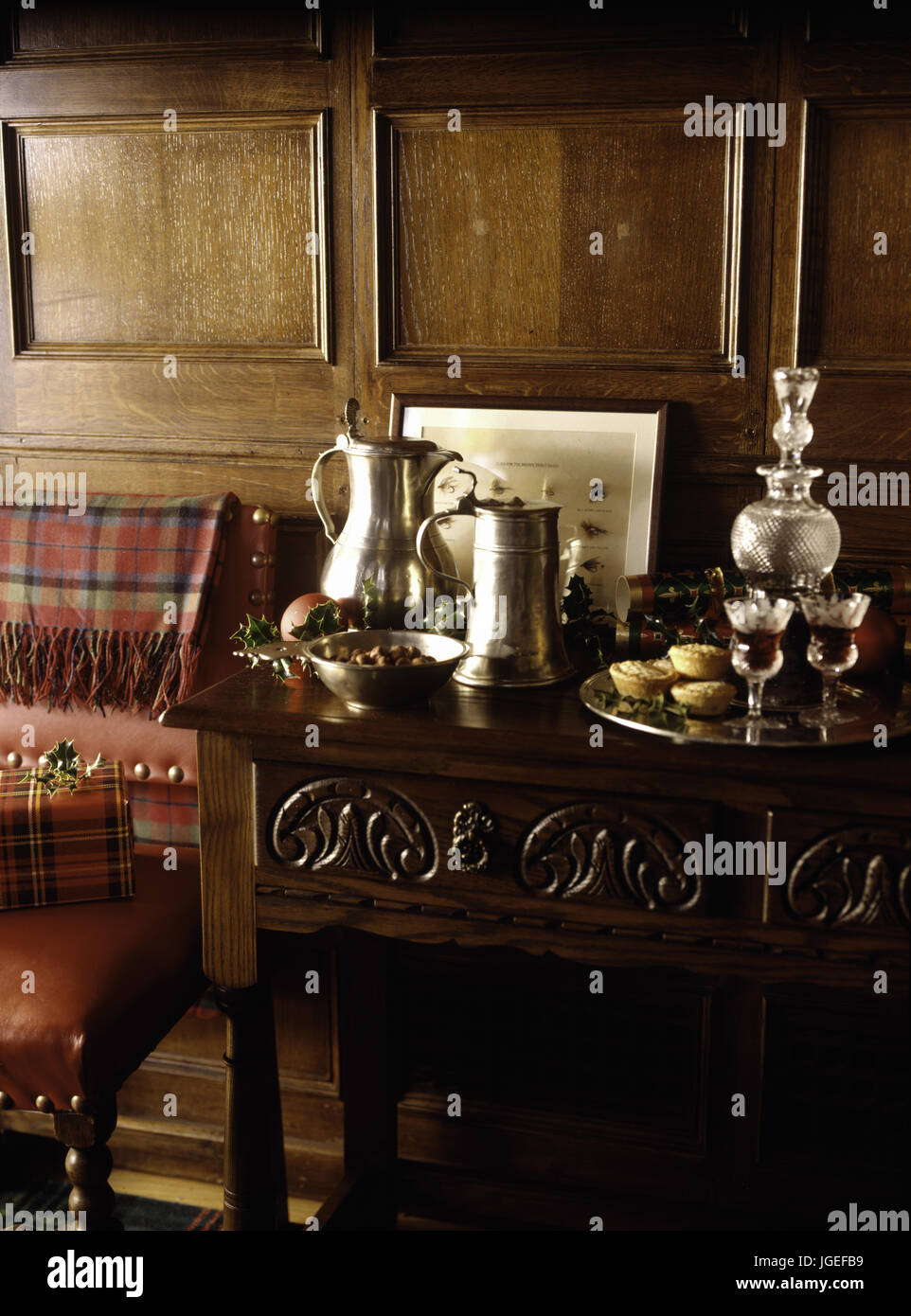 Besteck auf Holz Beistelltisch mit festlichen Essen und Getränke gegen Verkleidungen Stockfoto