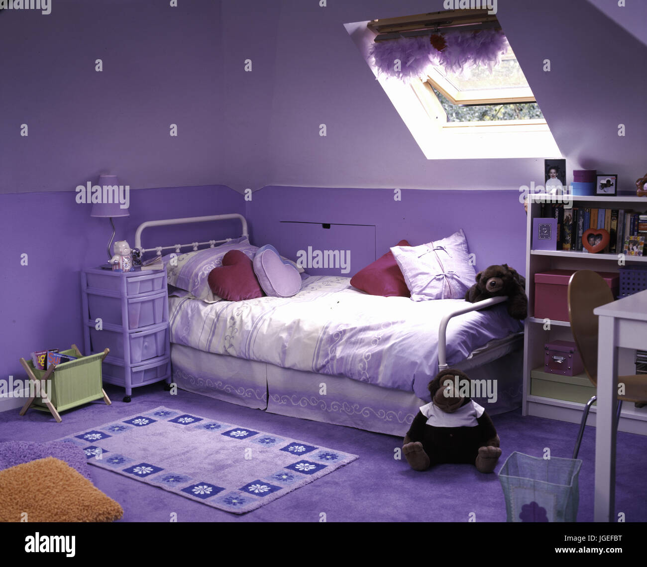 Schritt X Schritt Diy Craft Projekte Das Kind Mauve Dachbodenumwandlung Schlafzimmer Stockfotografie Alamy