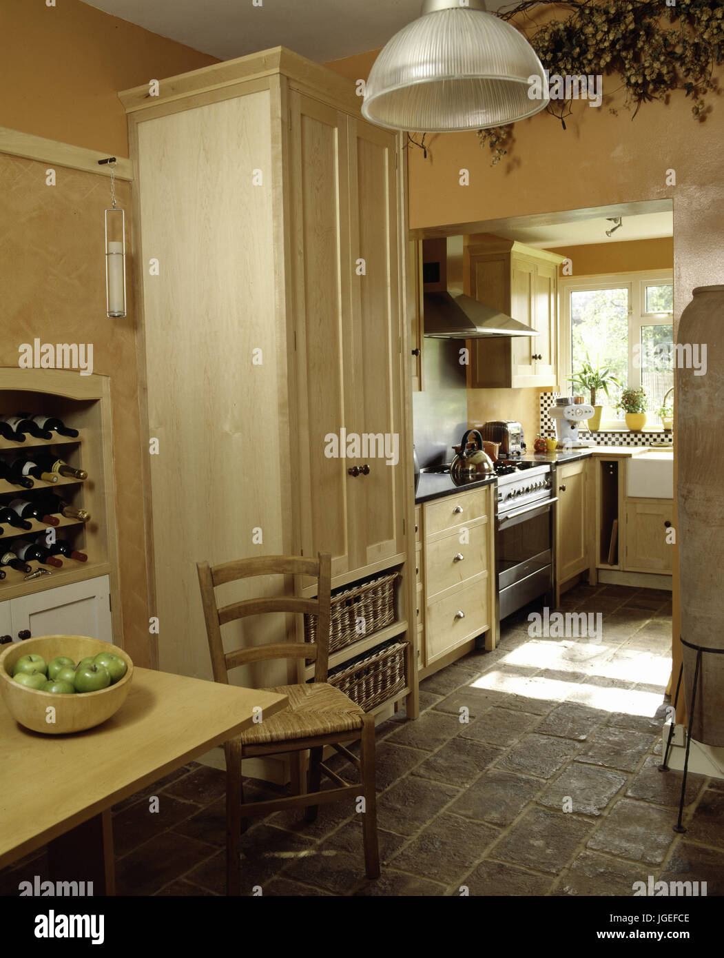 Steinfußboden und Speisekammer Schrank in der modernen Küche Stockfoto