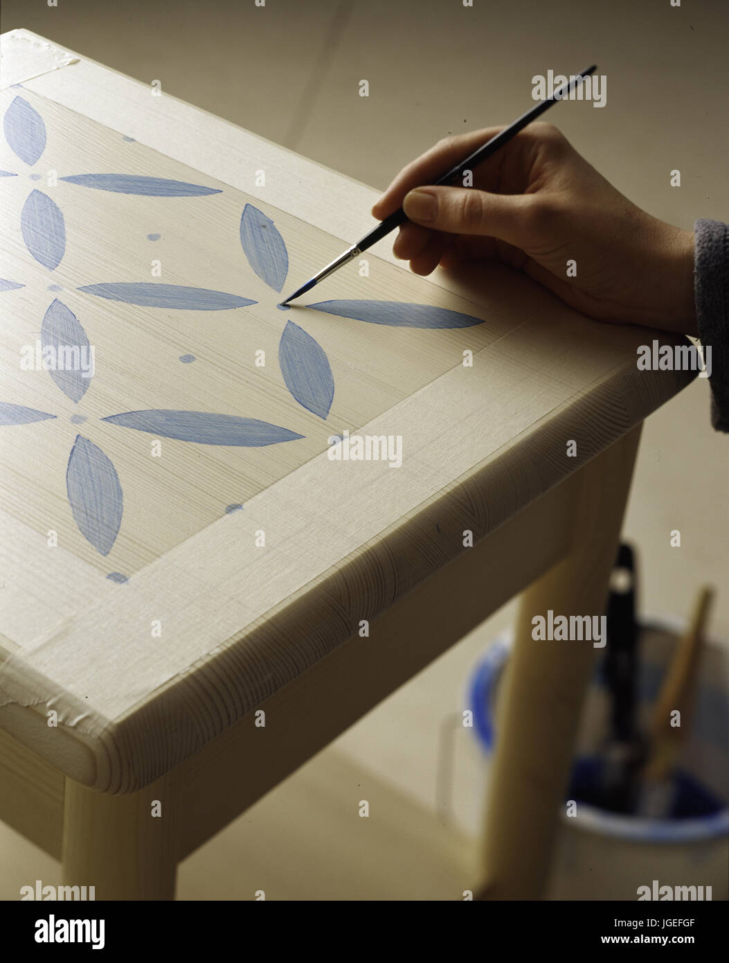 Malerei Design Auf Tischplatte Schritt X Schritt Schusse Von Handwerk Und Diy Projekte Stockfotografie Alamy