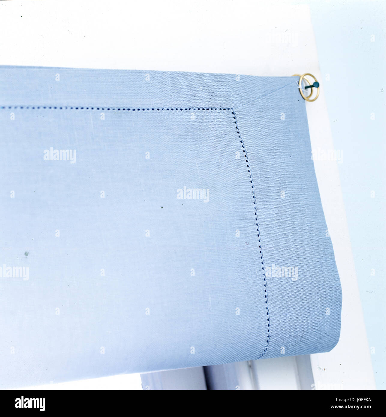 Hellblau Bettwäsche Jalousie mit gezeichnet threadwork Stockfoto