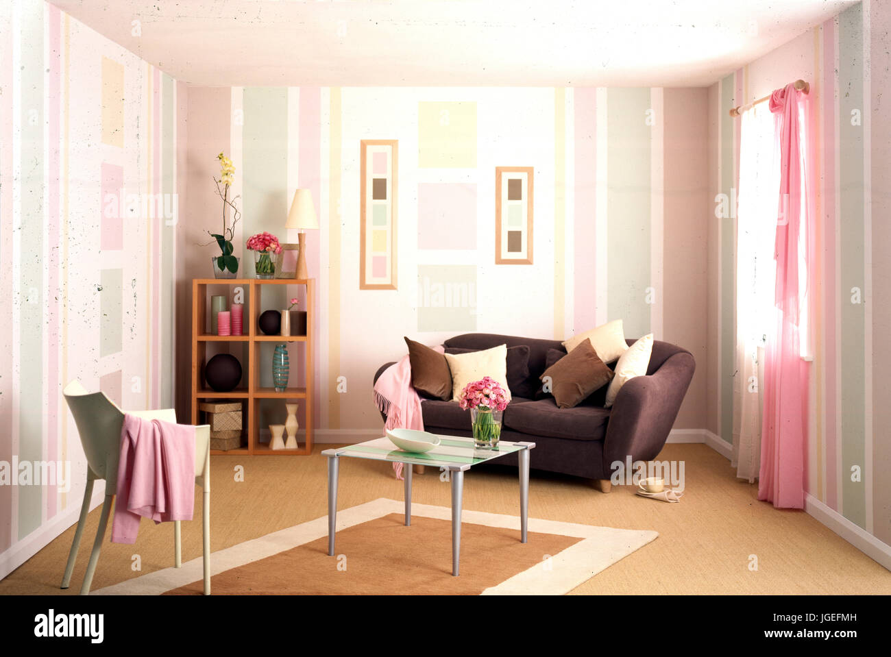 Modernen Pastelltönen Wohnzimmer mit handbemalten Wänden abgestreift Stockfoto