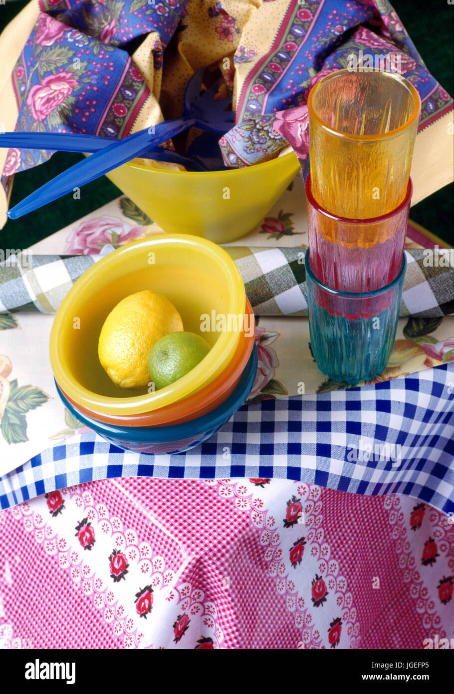 Bunte plastik Becher und Schüsseln bereit für Picknick Stockfoto