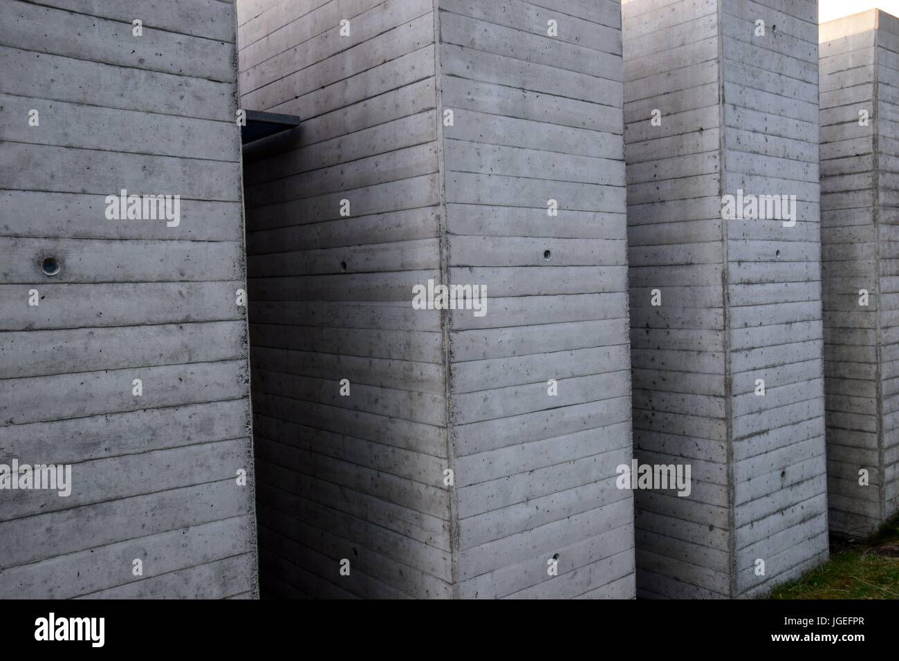 Betonwände Mit Metall, Beton-Wand mit Metall, Brutalismus Stockfoto