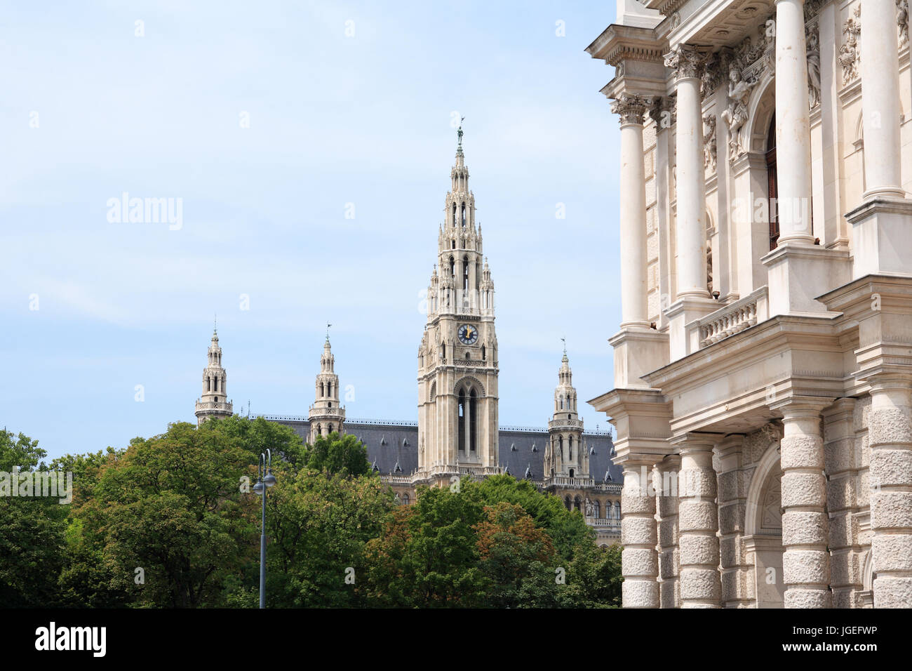 Klassische Vienna Architektur. Hohen weißen Türmen und Gebäuden Stockfoto
