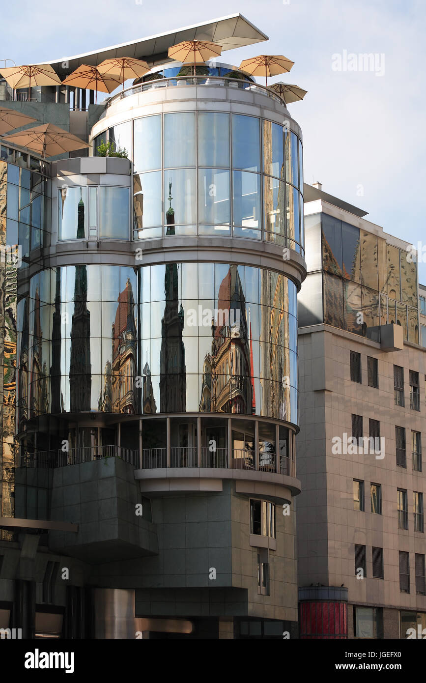 Schönes Glas, modernes Gebäude mit Café am Dach. Reflexion der alten Häuser in großen Glasfenster Stockfoto