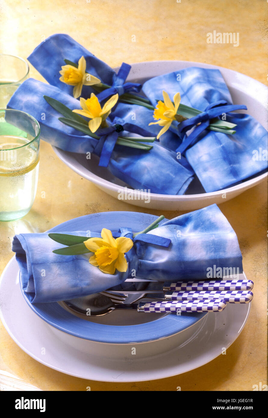 Blauen Riegel - gefärbte Servietten mit gelben Narzissen eingerichtet Stockfoto