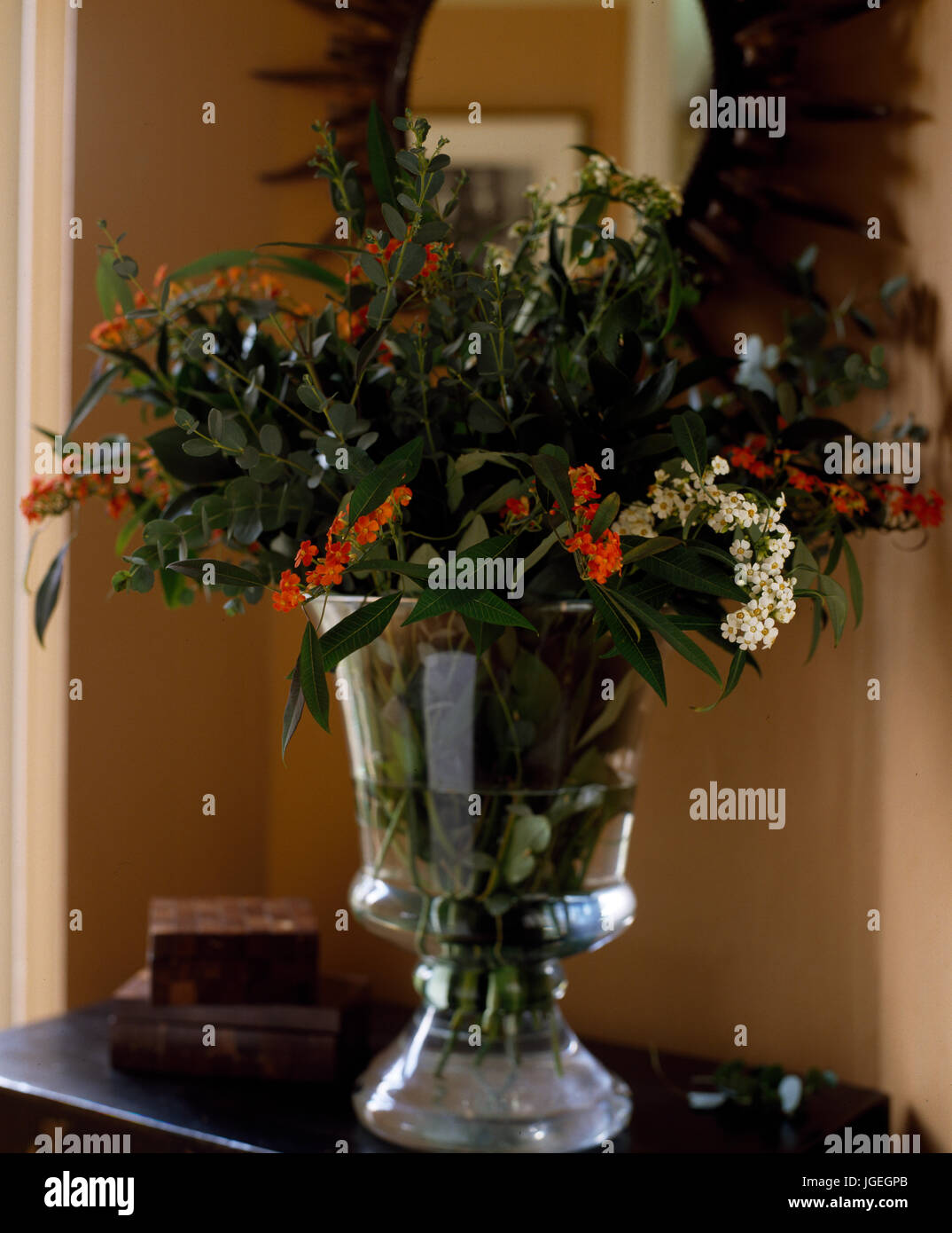 Blumen und Laub Anordnung in Glasvase Stockfoto