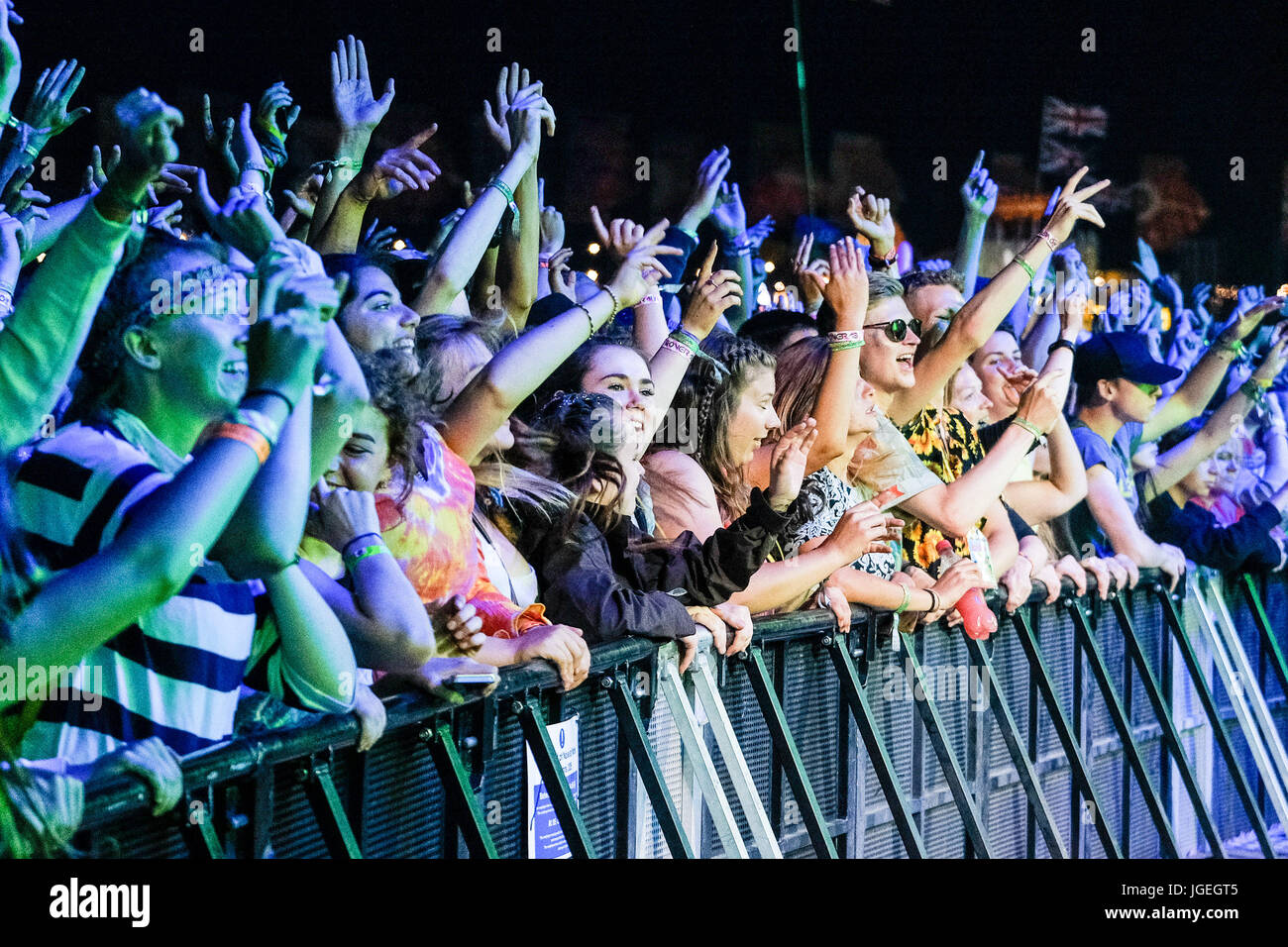 Major Lazer beim Glastonbury Festival 2017 - Freitag, 23. Juni 2017. Glastonbury Festival ist das größte Greenfield-Musik und darstellende Kunst-Festival der Welt. Im Bild - toben Sie sich die Masse als die Band spielen. Stockfoto