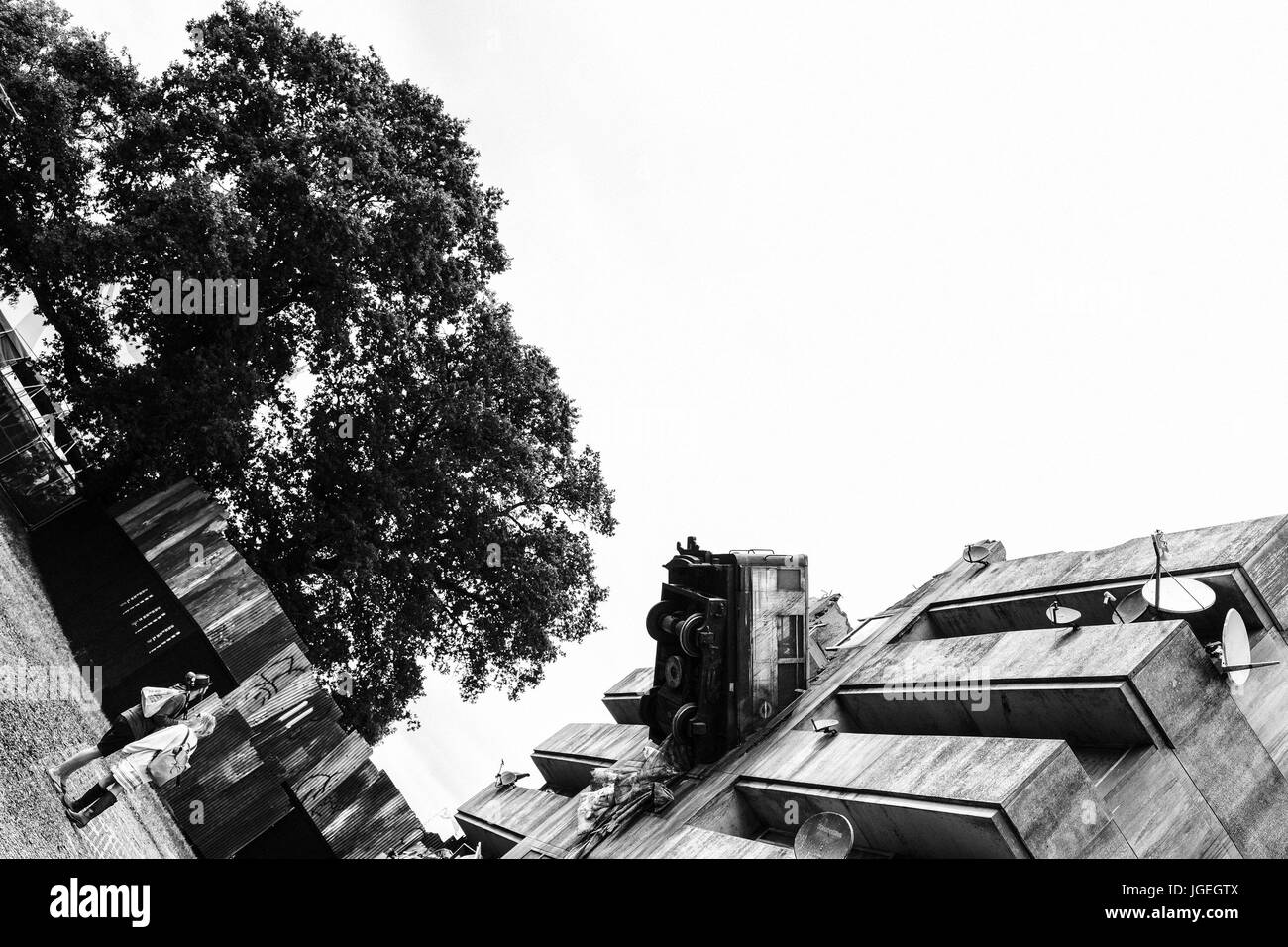 Atmosphäre beim Glastonbury Festival 2017 - Sonntag, 25. Juni 2017. Glastonbury Festival ist das größte Greenfield-Musik und darstellende Kunst-Festival der Welt. Im Bild - London Underground: The Block 9 Hochhaus mit einem lebensgroßen, prallen Rohr-Zug aus der 5. Etage. Stockfoto
