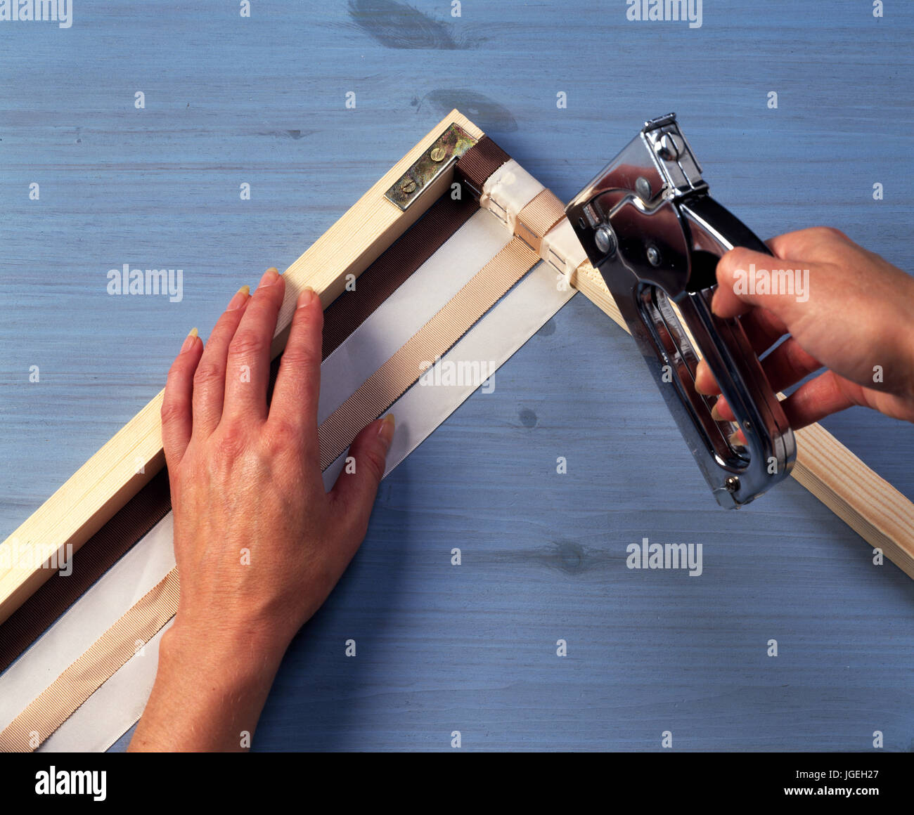 Mit Tacker Bander Am Rahmen Zu Befestigen Schritt X Schritt Schusse Von Handwerk Und Diy Projekte Stockfotografie Alamy