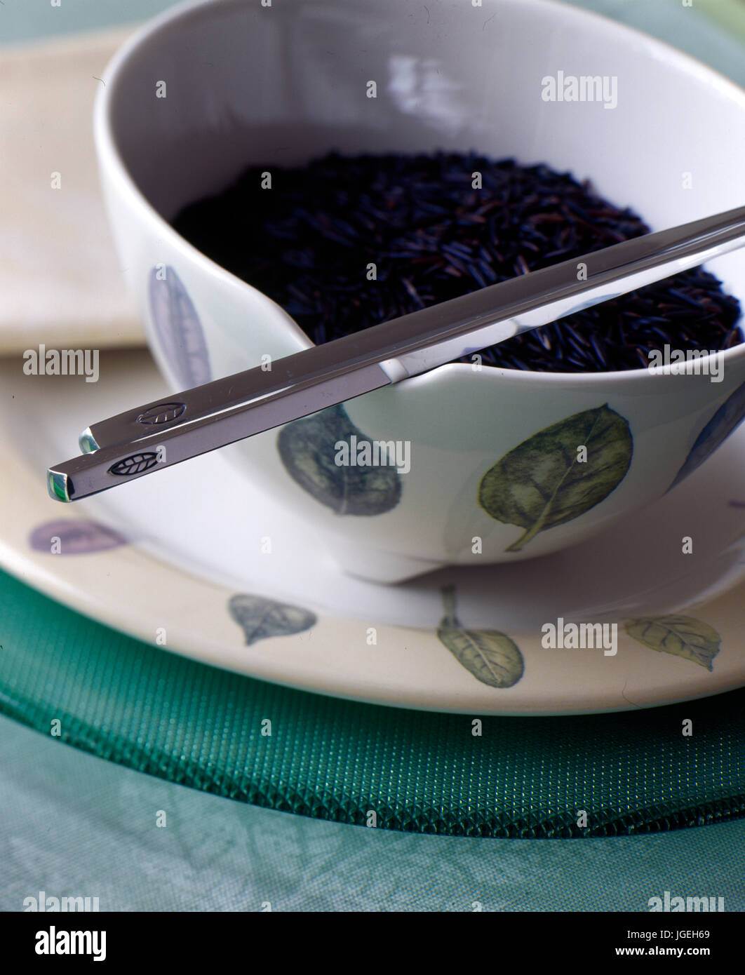 Orientalisches Essen in Schüssel mit Stäbchen Stockfoto