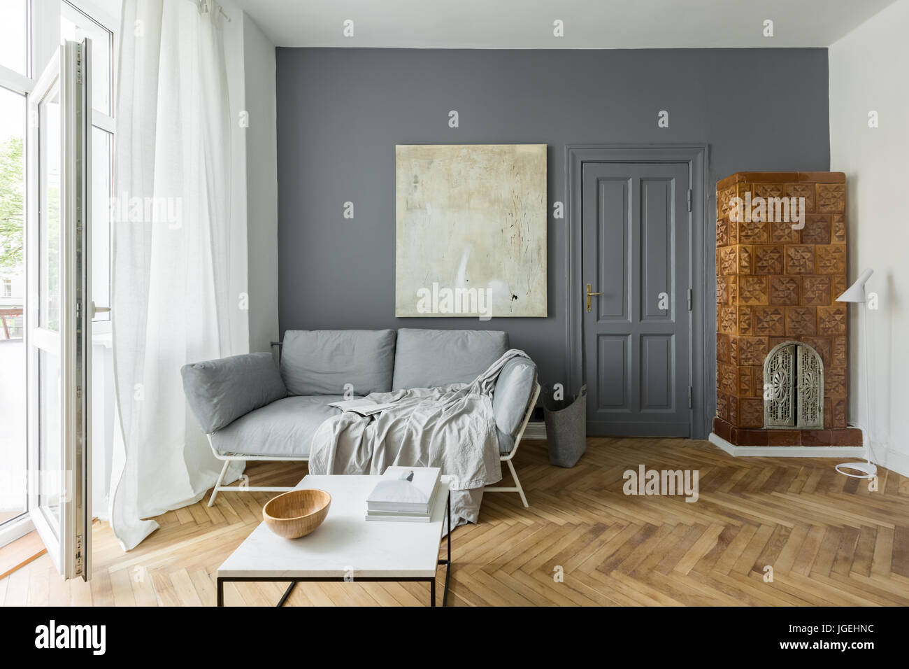 Grau und weiß Wohnzimmer mit Vintage Kachelofen Stockfoto