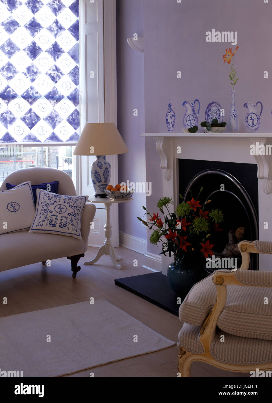 Mauve Wohnzimmer mit karierten blind Stockfoto