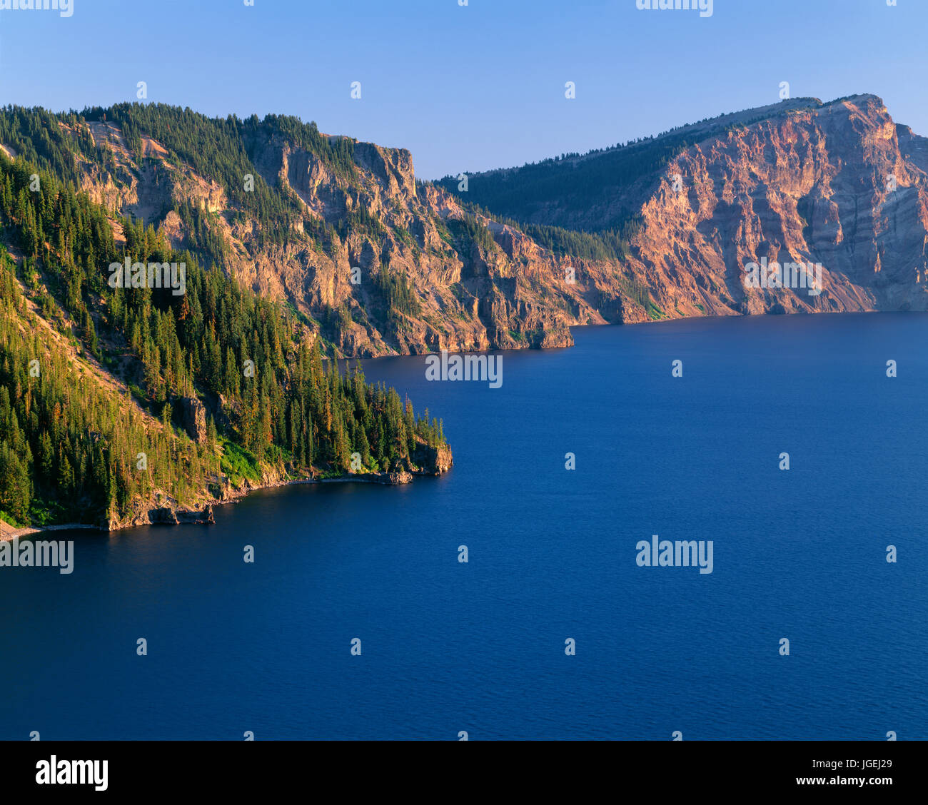 USA, Oregon, Crater Lake Nationalpark, Abend-Blick vom Norden Rand des Crater Lake nach Süden in Richtung Sentinel Rock (Mitte) und Dutton Cliff (rechts). Stockfoto