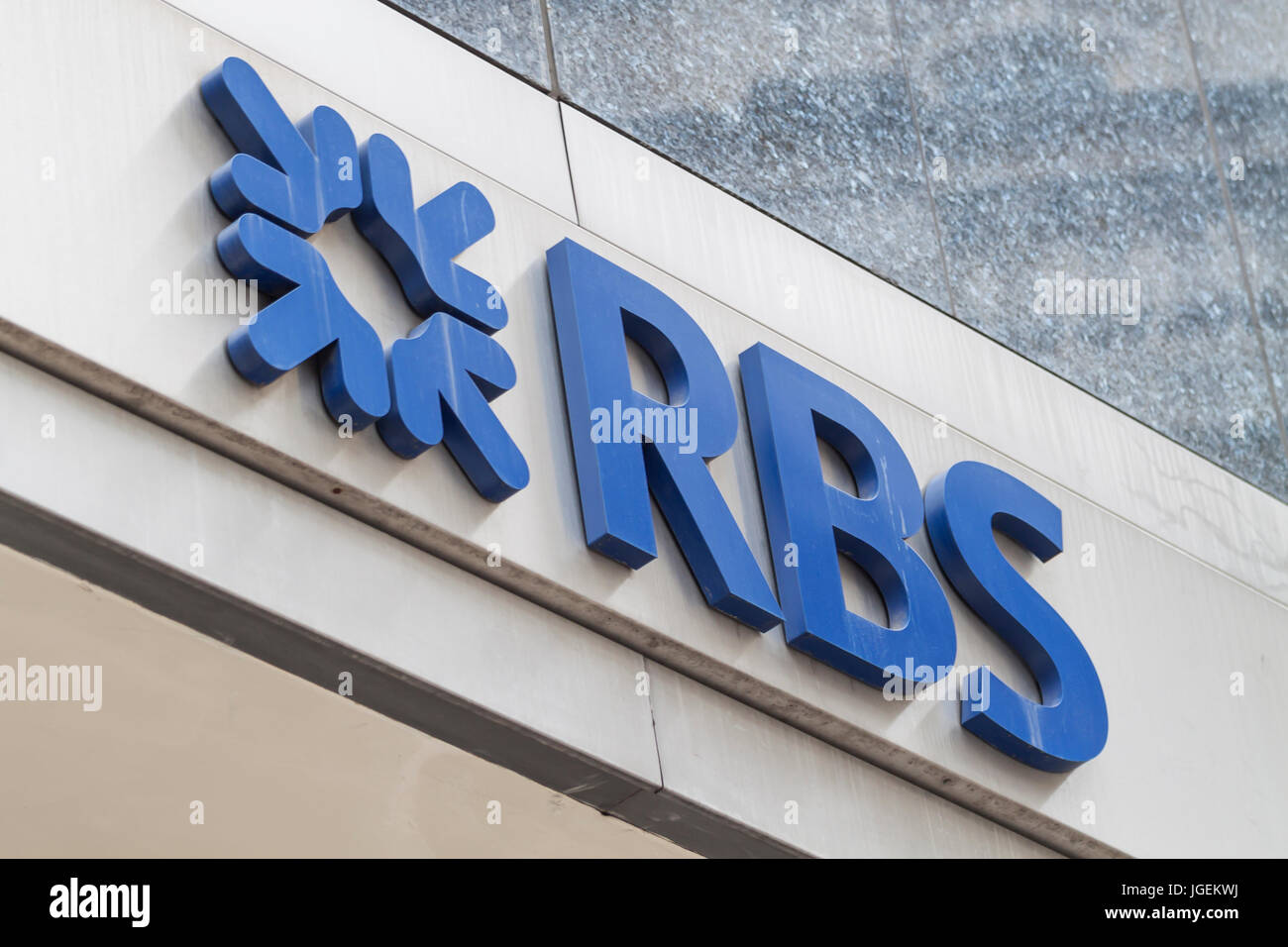 Nahaufnahme von der Royal Bank of Scotland (RBS) Markenname mit Logo in London Stockfoto