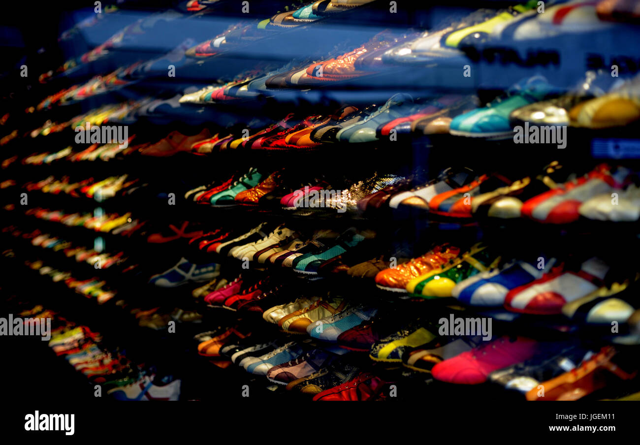 SPORT SCHUHE IN EINEM SCHAUFENSTER - Schuhe - SPORT SCHUHE © Frédéric BEAUMONT Stockfoto