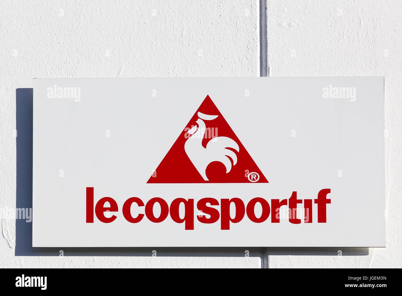 Bordeaux, Frankreich - 5. Juni 2017: Le Coq Sportif Logo an der Wand. Le Coq Sportif ist ein französischer Hersteller von Sportschuhen, Sportbekleidung Stockfoto