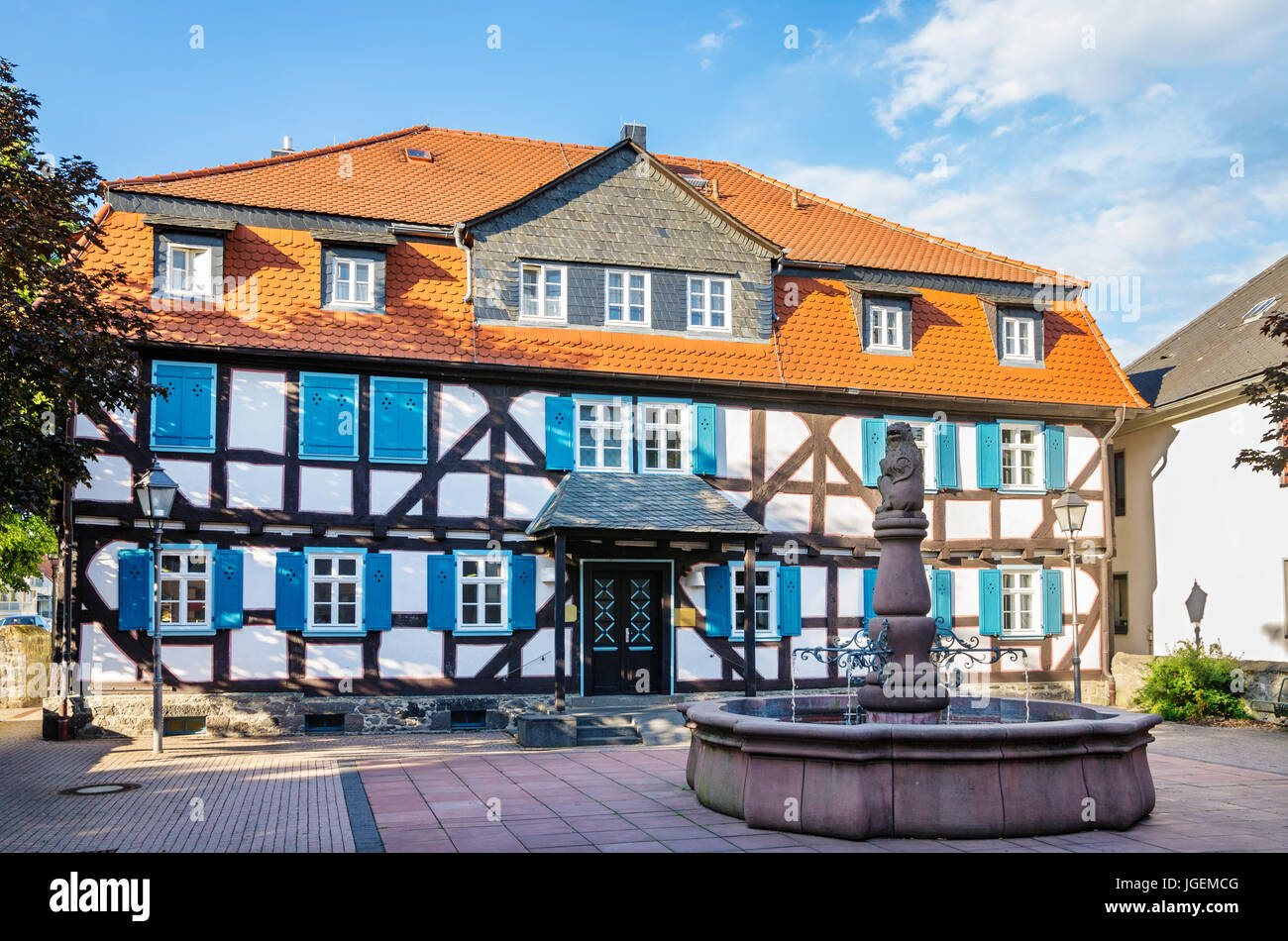 Brunnen und Fachwerkhaus in der alten Stadt Grunberg. Hessen, Deutschland Stockfoto