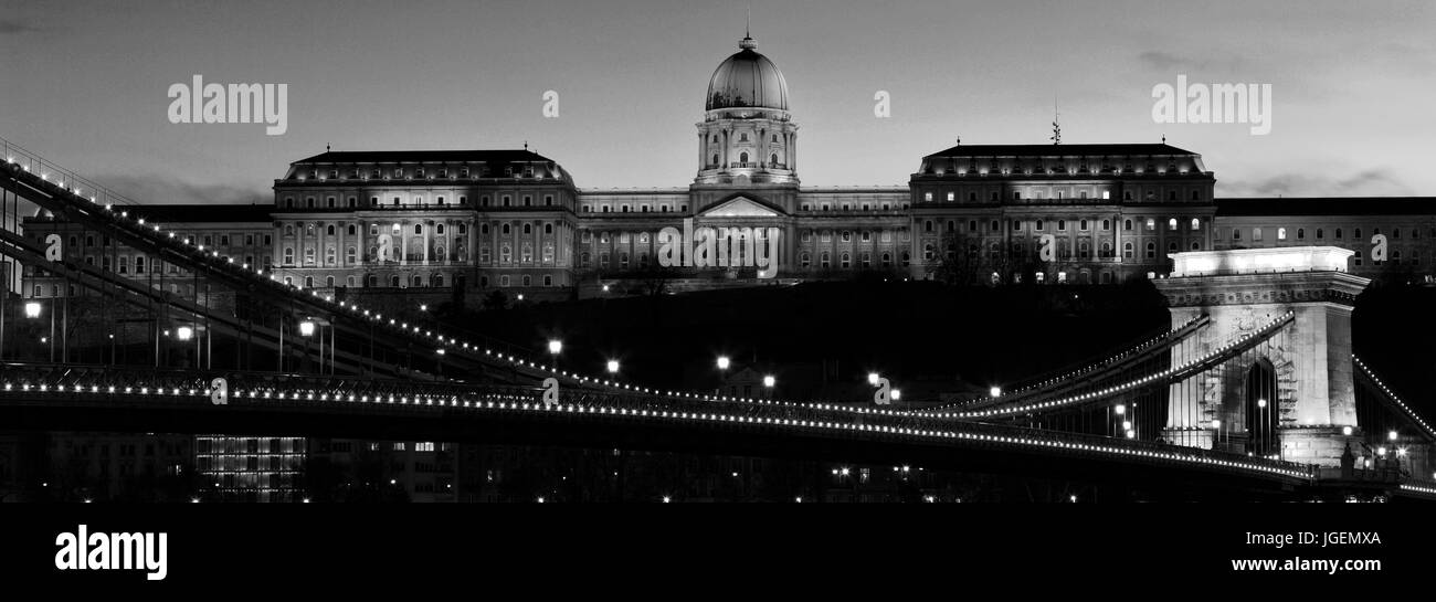 Burgberg mit Ungarische Nationalgalerie, bei Einbruch der Dunkelheit, Donau, Stadt Budapest, Ungarn Stockfoto