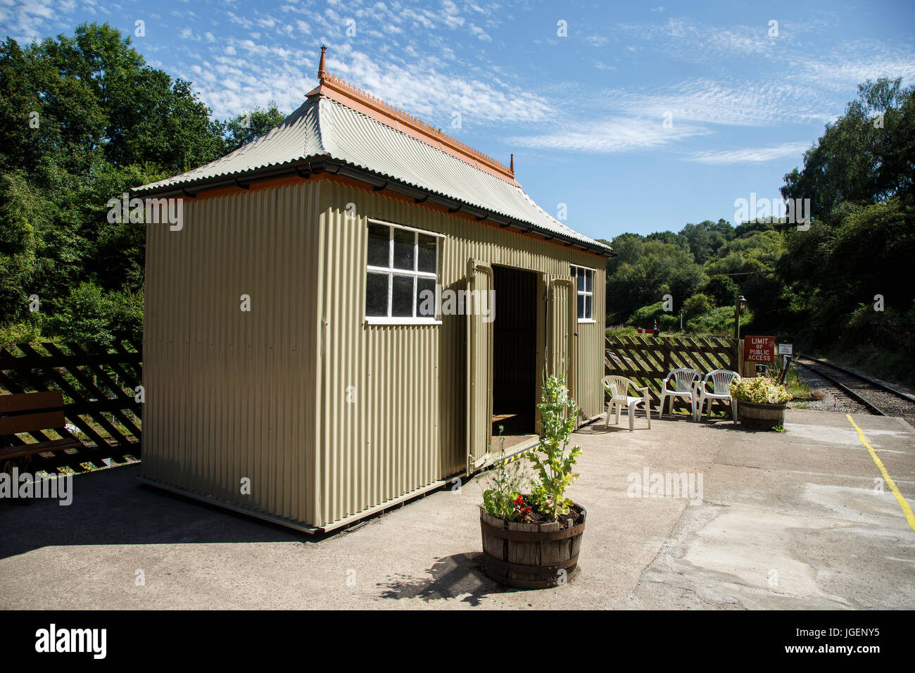 Pagode Stil Wartezimmer erhalten bei Dean Forest Railway, Wald des Dekans, Gloucestershire Stockfoto