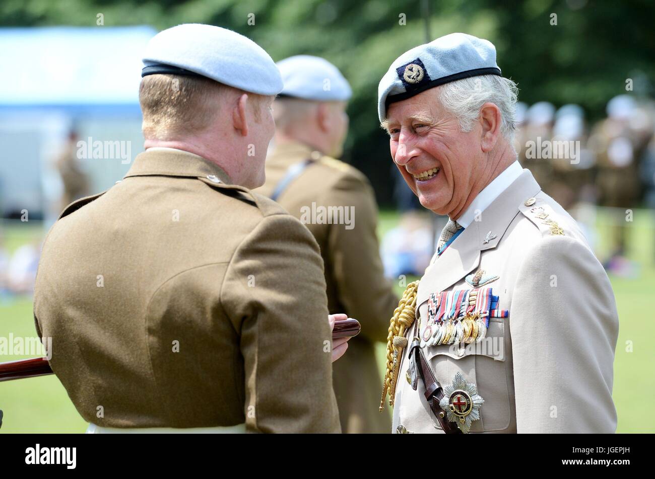 Der Prince Of Wales besucht Salisbury Kathedrale um das Army Air Corps feiern 60. Jubiläum und Weihe Service für seine neue Guidon oder heraldische Banner zu besuchen. Stockfoto