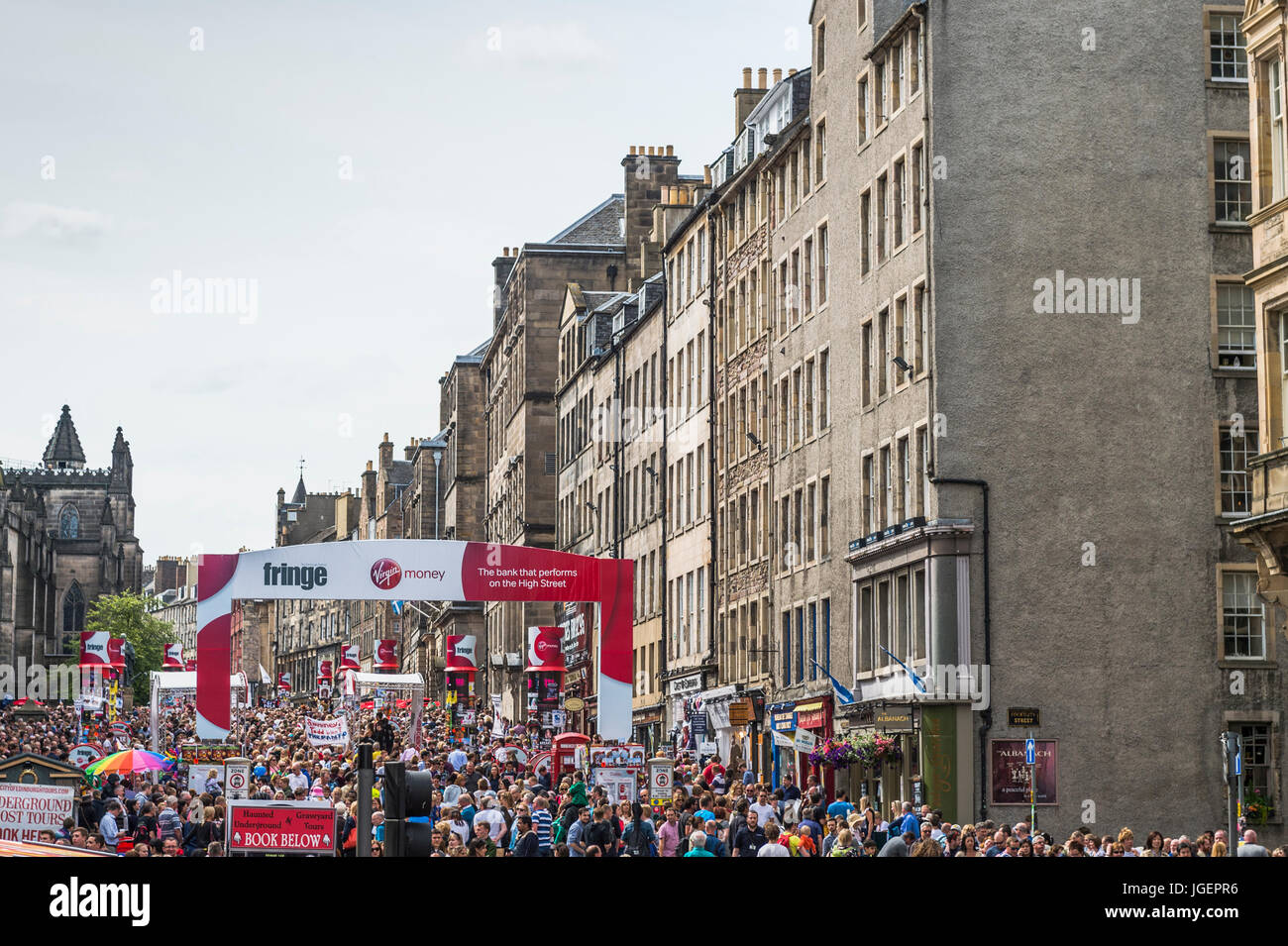 Edinburgh, Scotland, UK - 8. August 2015: Mitglieder der Öffentlichkeit auf der Royal Mile, Edinburgh Stockfoto