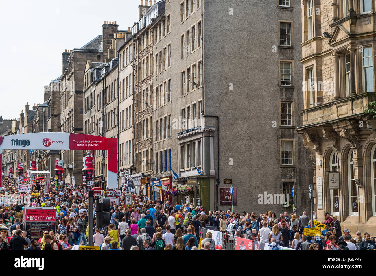 Edinburgh, Scotland, UK - 8. August 2015: Mitglieder der Öffentlichkeit auf der Royal Mile, Edinburgh Stockfoto