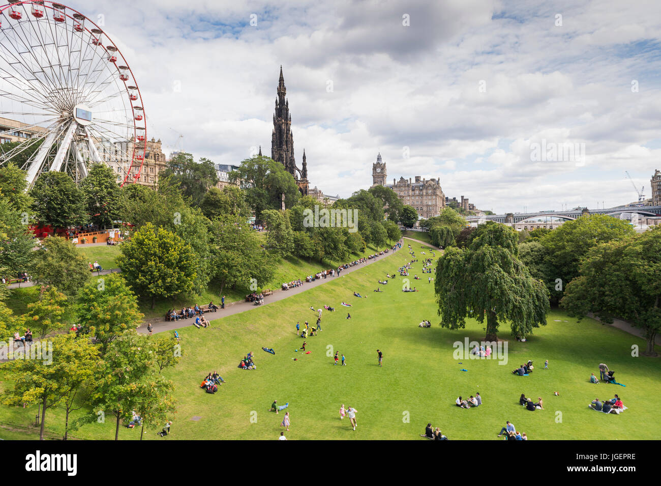 Edinburgh, Scotland, UK - 8. August 2015: Bürgerinnen und Bürger in den Princes Street Gardens, Edinburgh Stockfoto