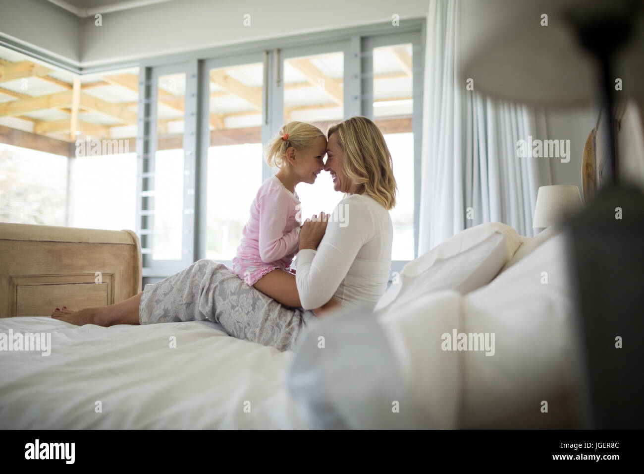 Mutter und Tochter Spaß im Schlafzimmer zu Hause Stockfoto