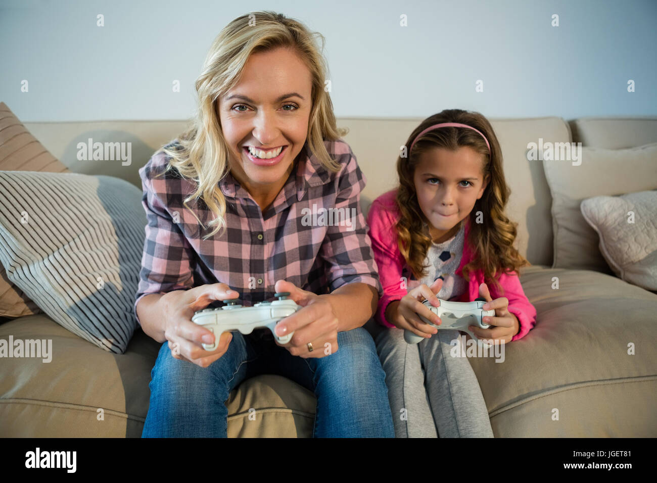 Mutter und Tochter spielen Videospiel im Wohnzimmer zu Hause Stockfoto