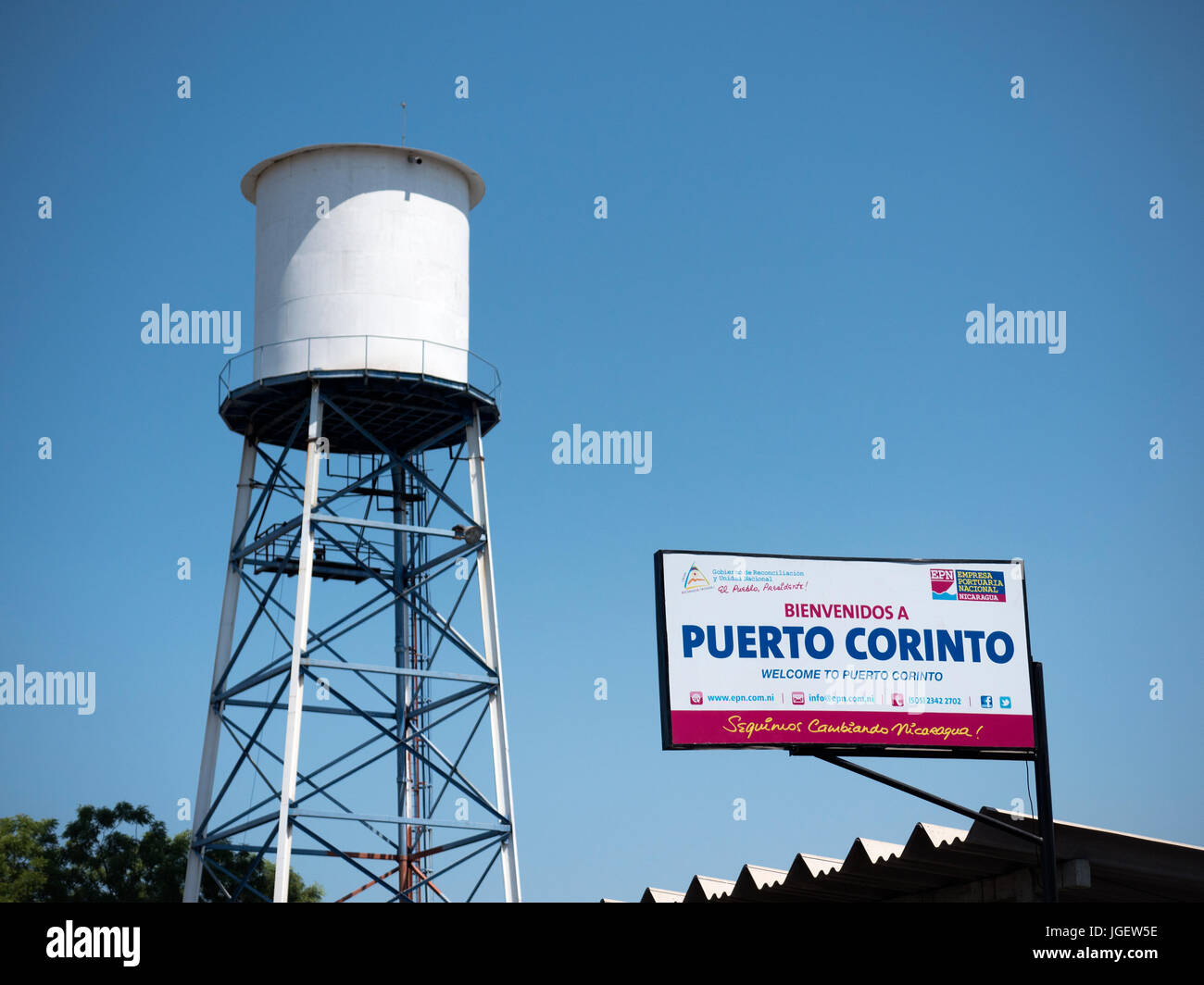 Willkommens-Schild und Wasserturm der Stadt, der Hafen von Corinto Puerto Corinto Nicaragua Stockfoto