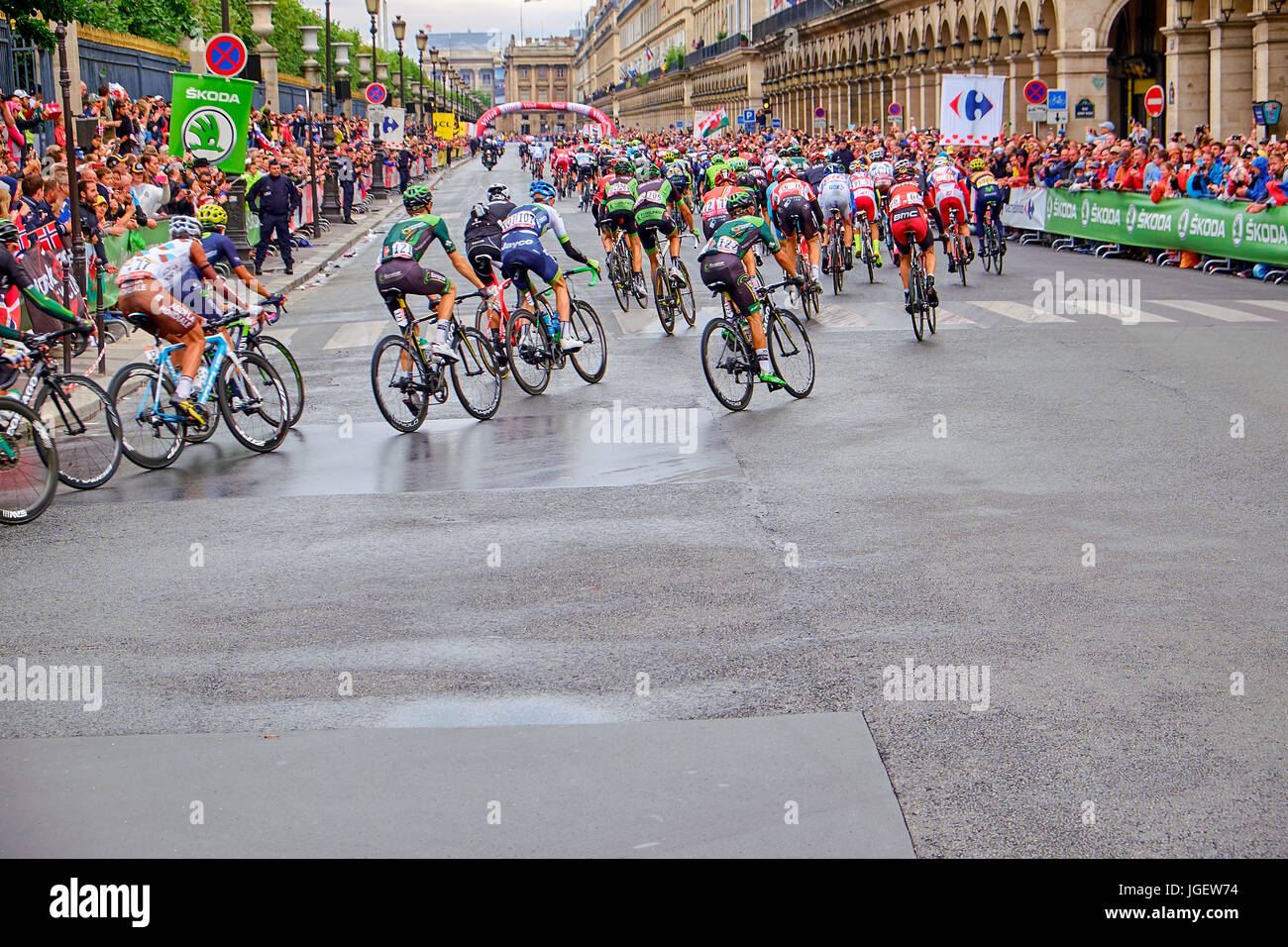 PARIS, Frankreich - 26. Juli 2015: die Tour de France Peloton über die Schlussphase auf den Straßen rund um den Tuilerien in Paris Stockfoto