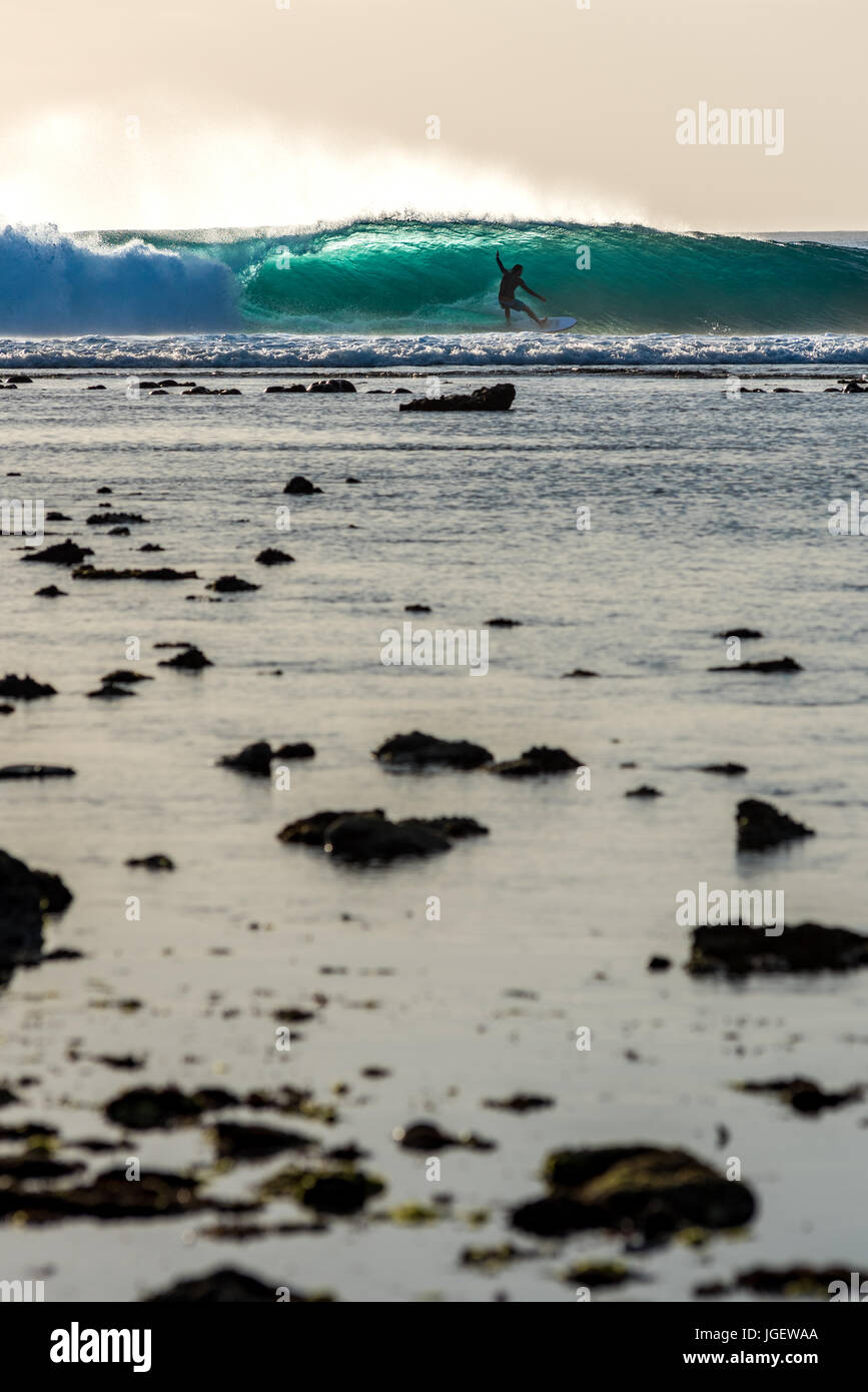 7. Juni 2017; Desert Point, Lombok, Indonesien.; Surfer aus der ganzen Welt genießen die extreme Dünung der Röhre Wellen bei diesen weit entfernten Welt Klasse Surf s Stockfoto