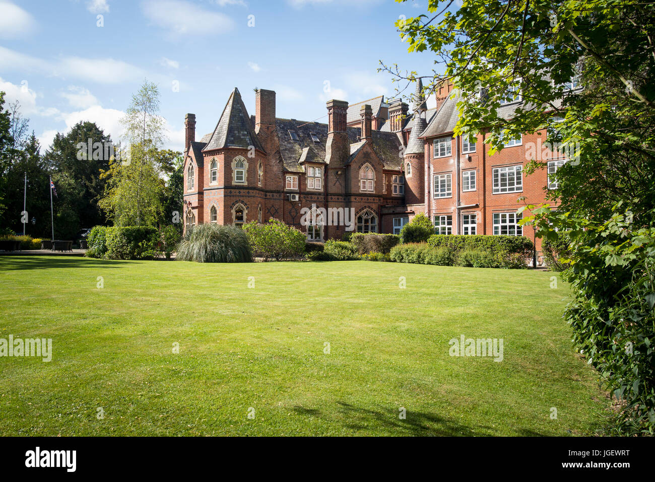 Weitläufigen Rasen des grünen Grases vor Hotel Abbots Barton in Canterbury Kent UK Stockfoto
