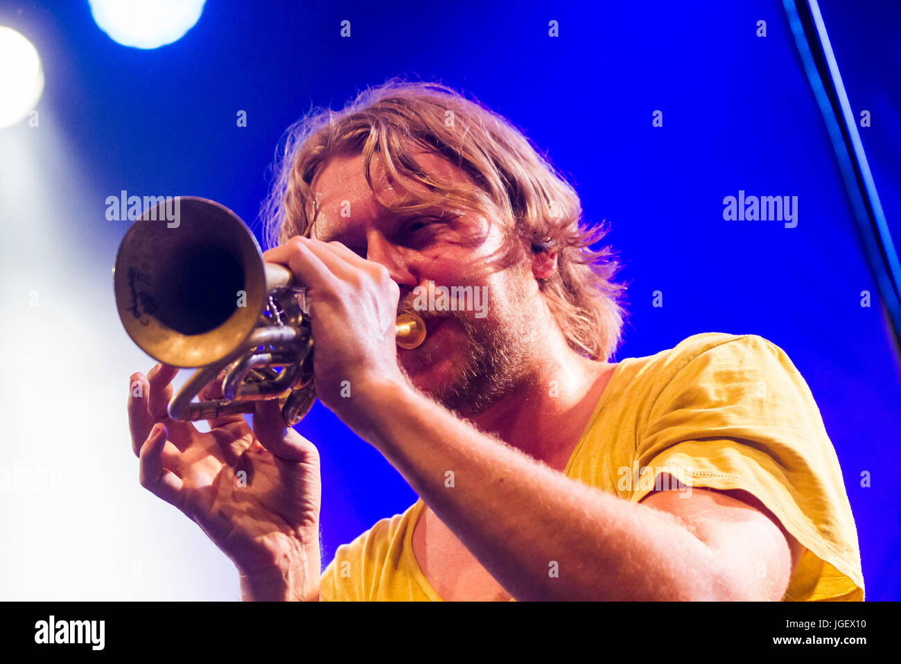 Wetzlar, Deutschland. 4. Juli 2017. LaBrassBanda, bayerische Blasmusik, Bierzelt-Tour 2017, Konzert im Rahmen des Kultursommer Mittelhessen (Kultursommer im mittleren Hessen) und pre-opening-Konzert für Ochsenfest in Wetzlar. LaBrassbanda verbindet traditionelle bayerischen Volksmusik mit Funk, hip Hop, Reggae, Ska, balkan Gypsy Brass. hier: Stefan Dettl (Bandleader, Trompete, Gesang)---Fotocredit: Christian Lademann Stockfoto