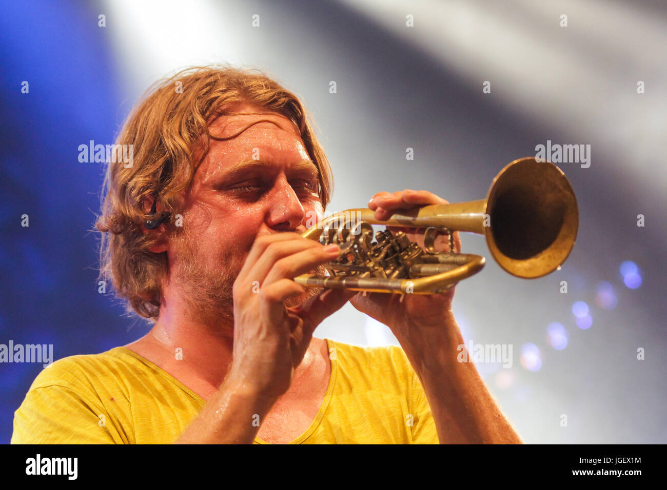 Wetzlar, Deutschland. 4. Juli 2017. LaBrassBanda, bayerische Blasmusik, Bierzelt-Tour 2017, Konzert im Rahmen des Kultursommer Mittelhessen (Kultursommer im mittleren Hessen) und pre-opening-Konzert für Ochsenfest in Wetzlar. LaBrassbanda verbindet traditionelle bayerischen Volksmusik mit Funk, hip Hop, Reggae, Ska, balkan Gypsy Brass. hier: Stefan Dettl (Bandleader, Trompete, Gesang)---Fotocredit: Christian Lademann Stockfoto