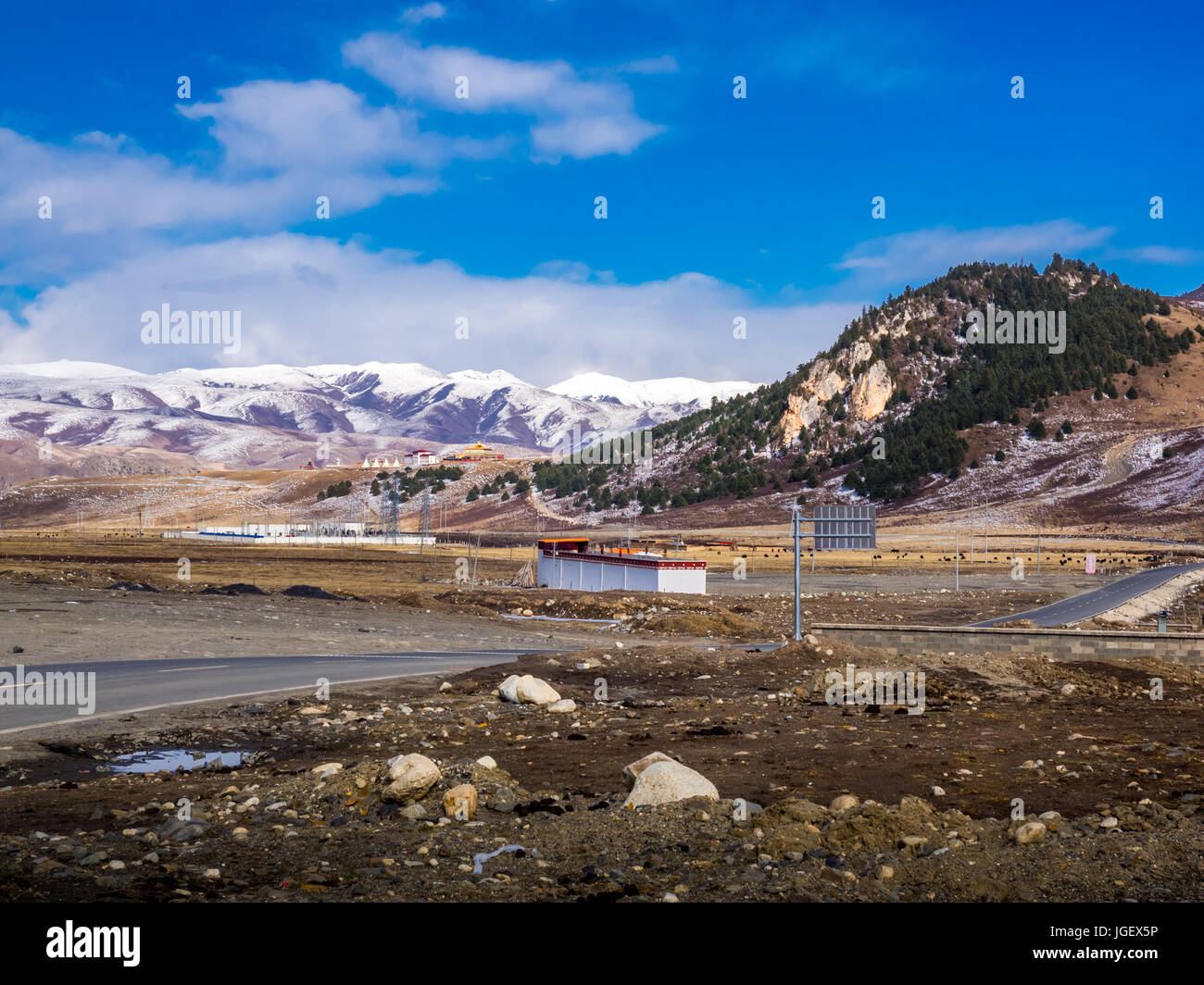 Blick auf Schneeberg und kleinen tibetischen Tempel in Sichuan, China Stockfoto