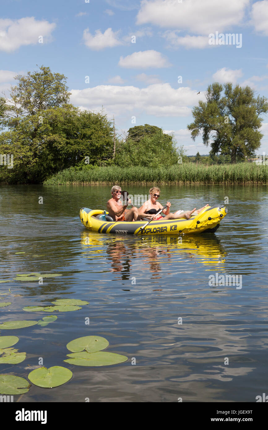 Ein Midle im Alter von paar Rudern ein aufblasbares Kanu auf der Themse bei Wallingford, Oxfordshire, England UK Stockfoto