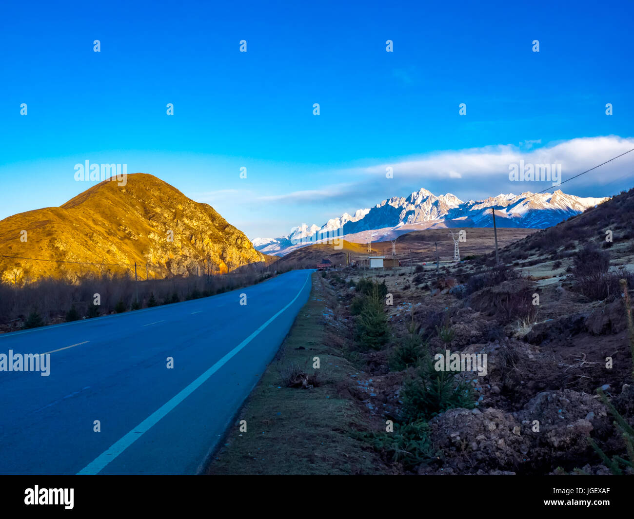 Blick auf Schneeberg am Highway in Sichuan, China Stockfoto